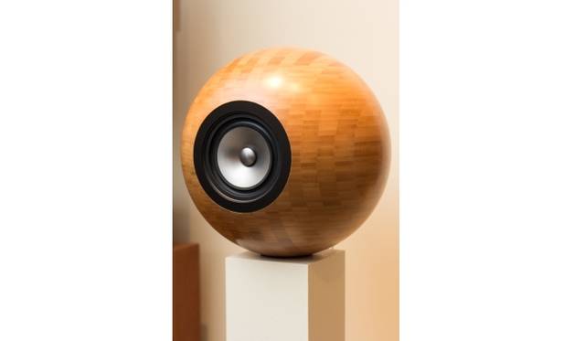 <strong>ART｜成田一徹　切り絵展『銀座のBAR』サンモトヤマで開催</strong>　「ブランコ」のスピーカー