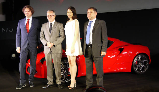 人物左からアルファ ロメオ エクステリアチーフデザイナーのアレッサンドロ・マッコリーニ氏、フィアット クライスラー ジャパンCEOのポンタス ヘグストロム氏、アルファロメオのミューズに就任した長澤まさみさん、アルファ ロメオチーフエンジニア、ドメニコ・バニャスコ氏