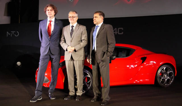 人物左からアルファ ロメオ エクステリアチーフデザイナーのアレッサンドロ・マッコリーニ氏、フィアット クライスラー ジャパンCEOのポンタス ヘグストロム氏、アルファ ロメオチーフエンジニア、ドメニコ・バニャスコ氏