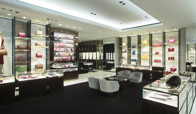 <br />1階はレザーグッズをはじめとするアクセサリーコレクションとジュエリーコレクション