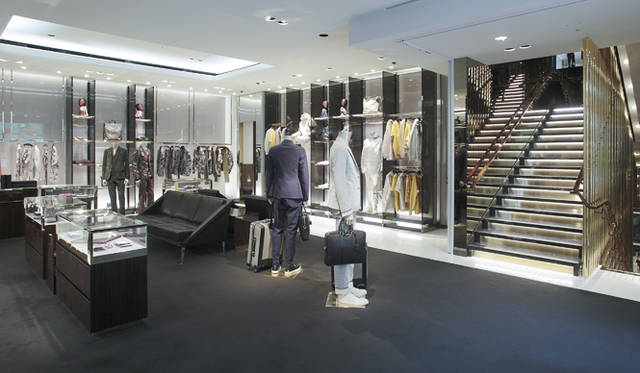 <br />2階はメンズウェアとシューズやバッグなどの小物が揃う