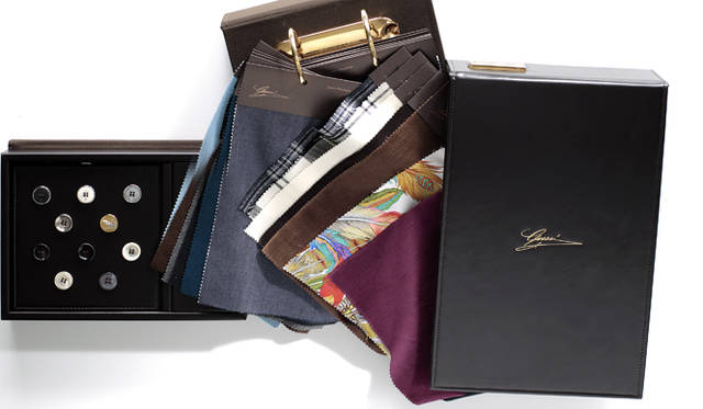 <br />80以上のファブリックをまとめたスワッチの一部とボタン