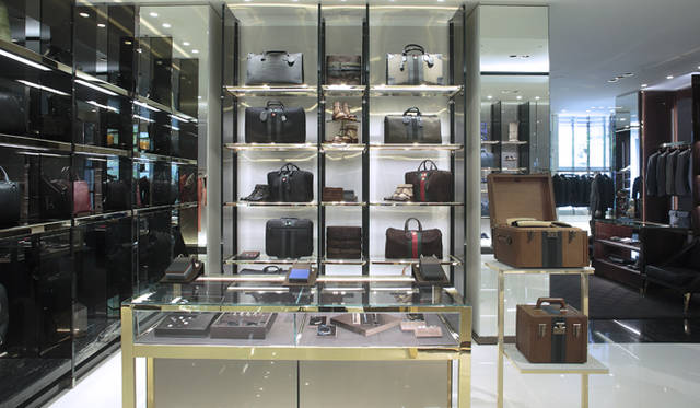 <br />ウェアのほかにメイド・トゥ・オーダーのレザーグッズやシューズ、アクセサリーの展開も