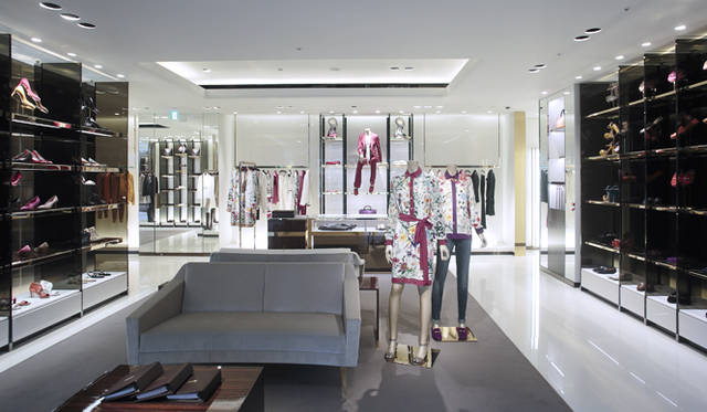 <br />3階ではウィメンズの最新コレクションが揃う