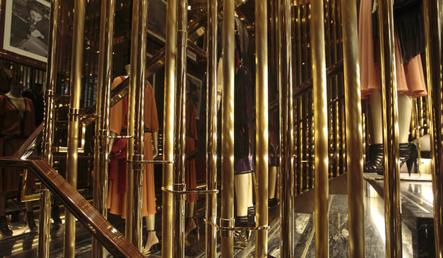 <br />ゴージャスなラウンジを思わせる階段