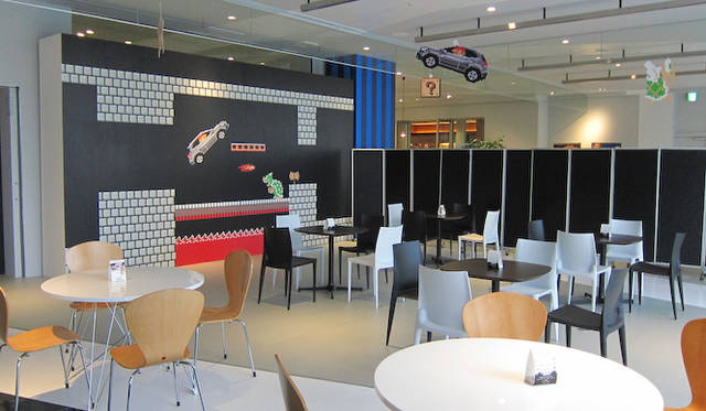 mercedes_benz_gla_034l 六本木の「Mercedes me」の2階ラウンジでは、6月8日までの期間限定で、GLAクラスも登場する「マリオカート8」をひとあし先に体験できる