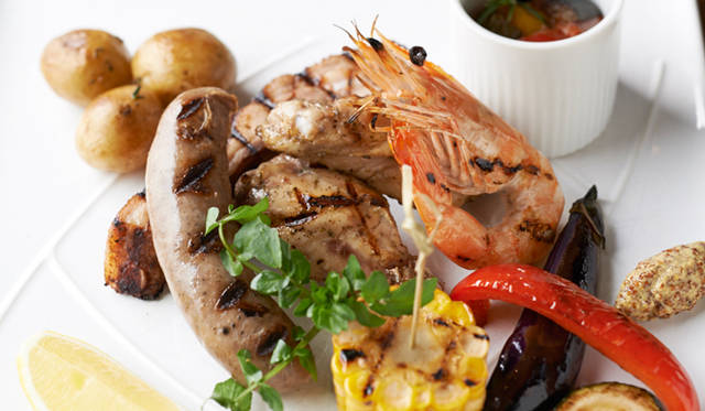 <br /><strong>「ラ・テラス～サマープロヴァンス BBQ」</strong><br />日程｜6月1日（日）～9月30日（火）<br />時間｜17:45/18:15/20:00/20:30<br />価格｜5800円、ヴーヴクリコのシャンパン付プラン 1万2800円（どちらも税抜、サービス料別）<br />会場｜オールデイダイニング「フレンチ キッチン」<br />東京都港区六本木 東京都港区六本木 6-10 -3 グランド ハイアット 東京 2階<br />Tel. 03-4333-8781<br />