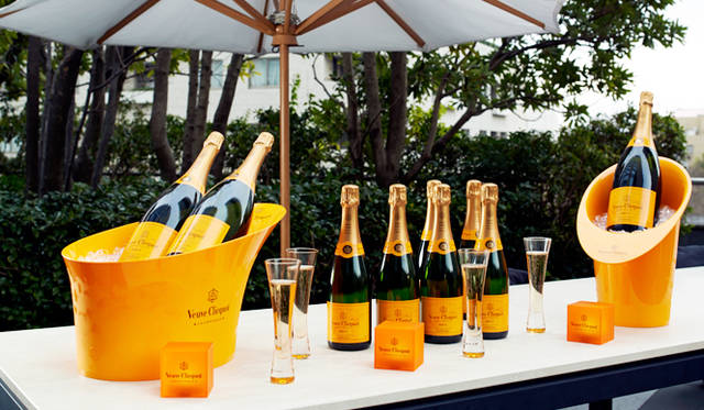 <br /><strong>「ラ・テラス～サマープロヴァンス BBQ」</strong><br />日程｜6月1日（日）～9月30日（火）<br />時間｜17:45/18:15/20:00/20:30<br />価格｜5800円、ヴーヴクリコのシャンパン付プラン 1万2800円（どちらも税抜、サービス料別）<br />会場｜オールデイダイニング「フレンチ キッチン」<br />東京都港区六本木 東京都港区六本木 6-10 -3 グランド ハイアット 東京 2階<br />Tel. 03-4333-8781<br />