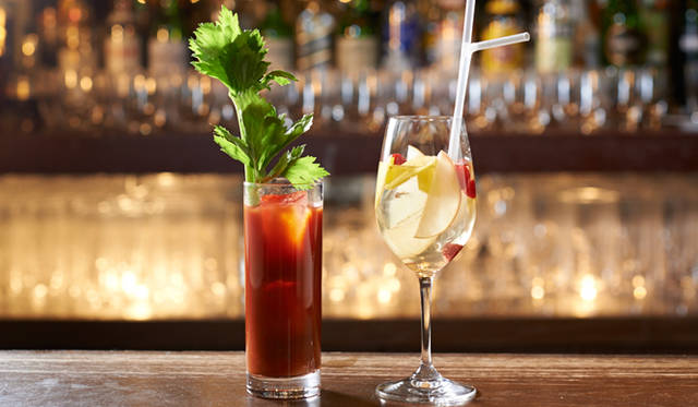 <br /><strong>「サマービアガーデン」</strong><br />日程｜6月1日（日）～8月31日（日）<br />時間｜18:00/18:15/18:30/20:30/20:45<br />価格｜6800円（税抜、サービス料別）<br />会場｜ステーキハウス「オーク ドア」<br />東京都港区六本木 東京都港区六本木 6-10 -3 グランド ハイアット 東京 6階<br />Tel. 03-4333-8784