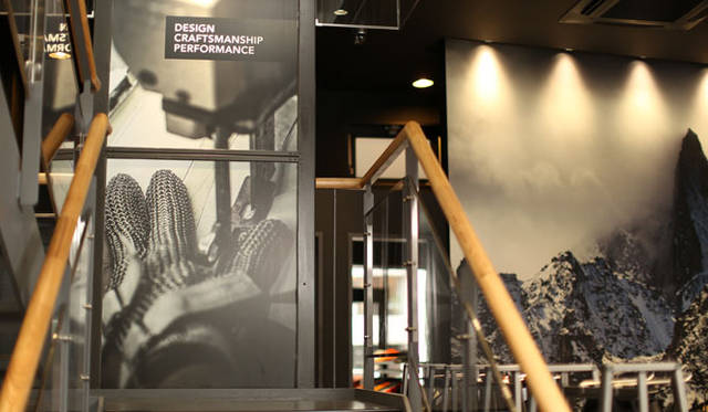 1階と2階をつなぐ吹き抜けの大きな壁面