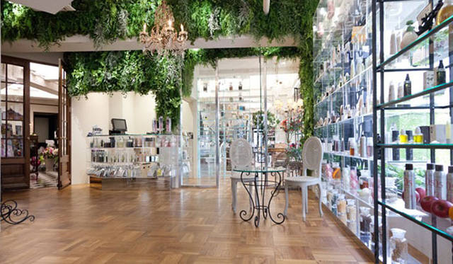 <strong>Of cosmetics｜オブ・コスメティックス</strong>　トータルケアサロン「オブヘア 銀座店」　フロントショップスペース