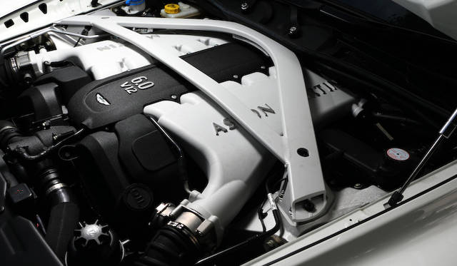 6リッターV12エンジンは最高出力410kW（558ps）/6,750rpm、最大トルク620Nm/5,500rpmを発揮