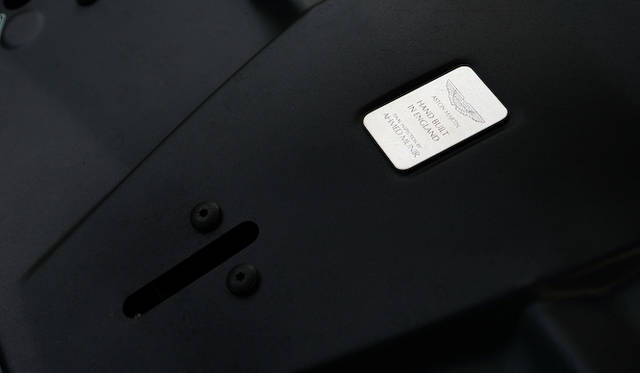 エンジンにはくみ上げた職人の署名が刻まれる