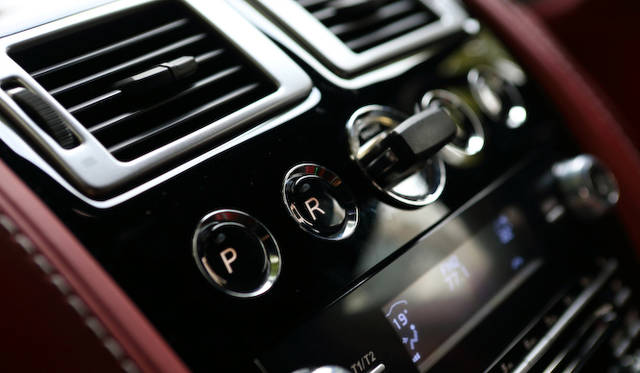 センターコンソール上には、キーを押しこむかたちのメインスイッチを中央に、PRNDがならぶ、アストン流の操作ボタン