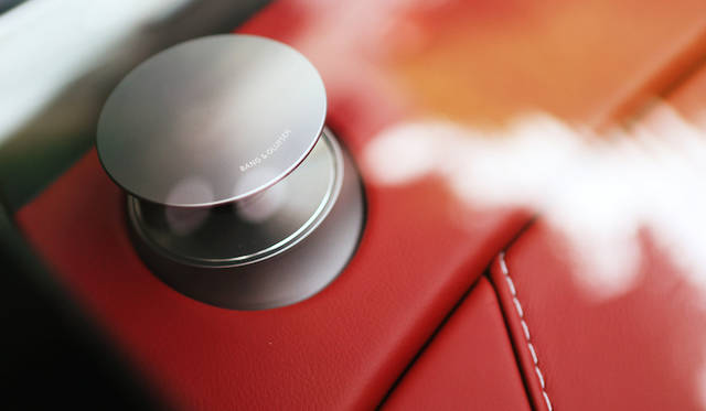 オーディオシステムは1,000Wのバング&オルフセンのBeoサウンドオーディオシステムを標準装備