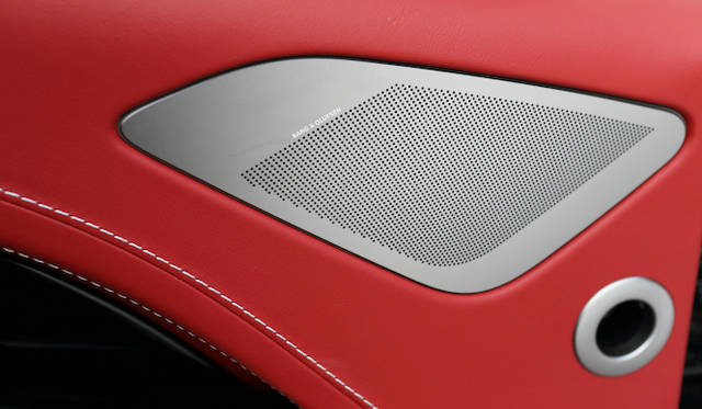 オーディオシステムは1,000Wのバング&オルフセンのBeoサウンドオーディオシステムを標準装備