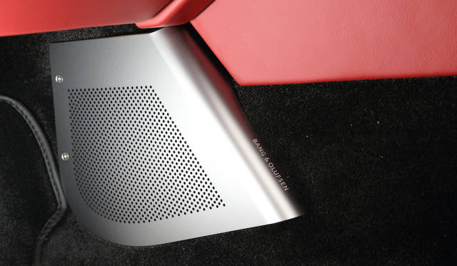 オーディオシステムは1,000Wのバング&オルフセンのBeoサウンドオーディオシステムを標準装備