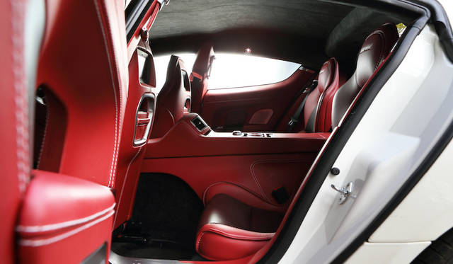 リアシートはやや高めの着座位置を確保し、左右にきっちりとわけられたセパレートデザイン