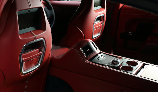 リアのレッグスペースは最小だが、リアエンターテイメント用のモニターが左右個別にそなわる