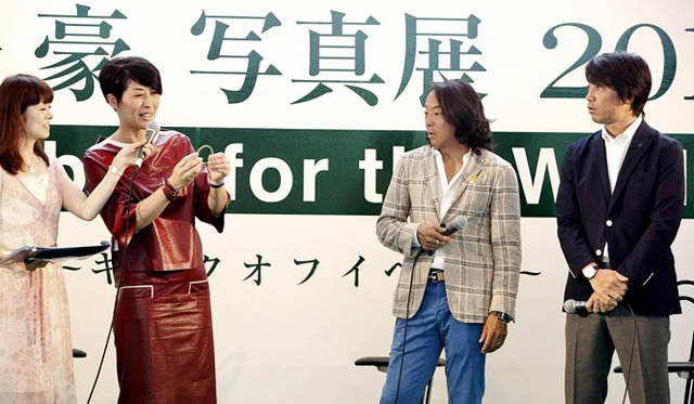 <strong>TOD’S｜トッズ</strong>　5月31日（土）に開催した北澤 豪写真展2014「Football for the World」にて、トッズ ジャパン代表取締役 宅間頼子さんから、北澤 豪氏、中西哲生氏へトッズチャリティブレスレットを贈呈