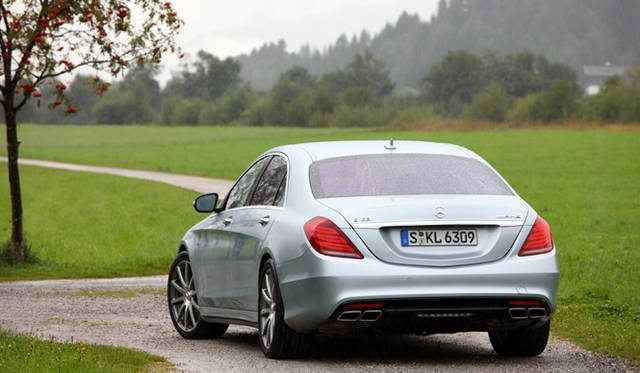 08_mercedes_benzs63_amg_3 S 63 AMGのボディは、全長 5,295 × 全幅 1,915 × 全高 1,500 mmというサイズ