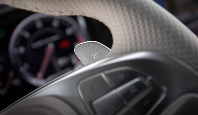 21_mercedes_benzs63_amg ステアリングの奥には変速のためのパドルシフトが備わる