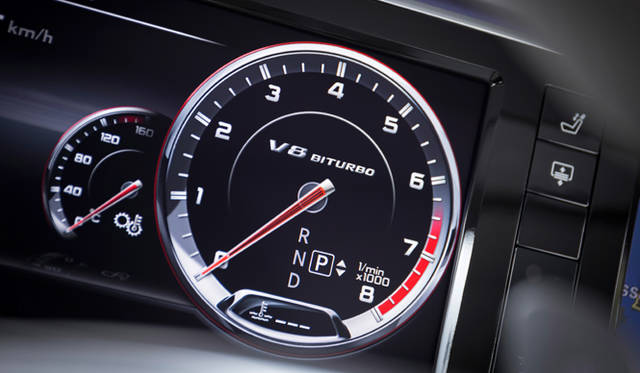 22_mercedes_benzs63_amg 先代のトルクコンバーター式の7Gトロニックではなく、新型S 63 AMGでは湿式多板クラッチを用いる7段MCTスポーツシフトを採用。0-100km/h加速は、FRモデルで4.4秒、4マチックモデルで4秒フラットという一級スポーツカー並のパフォーマンスを誇る