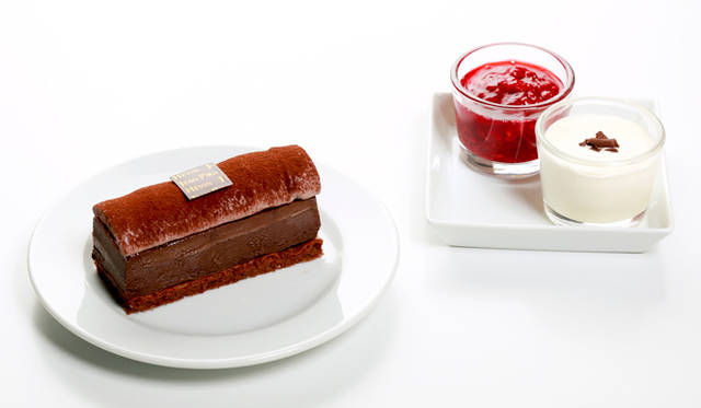 <br /><br />バー ア ショコラ限定メニュー<br /><strong>「ヴァシュラン グラス オ ショコラ JPH ＋ フランボワーズ ソース」</strong><br />発売期間｜8月31日（日）まで<br />価格｜1512円