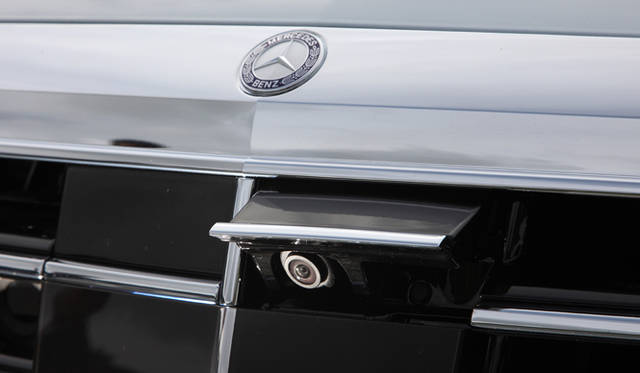 41_mercedes_benzs63_amg フロングリルに備わるカメラを使って路面のサーフェスをスキャン。通過直前に減衰特性を最適化してフラットなライドフィールを実現するマジックボディコントロールを付加した「AMGスポーツサスペンション」も標準装備となる
