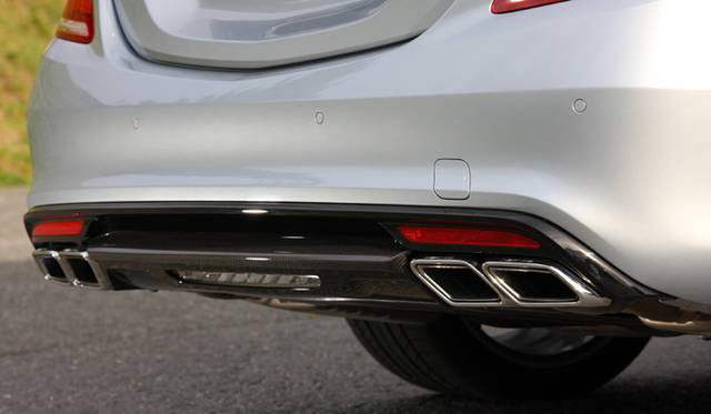 43_mercedes_benzs63_amg ドライブモードをスポーツの側へと切り換えれば、一層AMGらしい、エキゾーストサウンドを奏でる