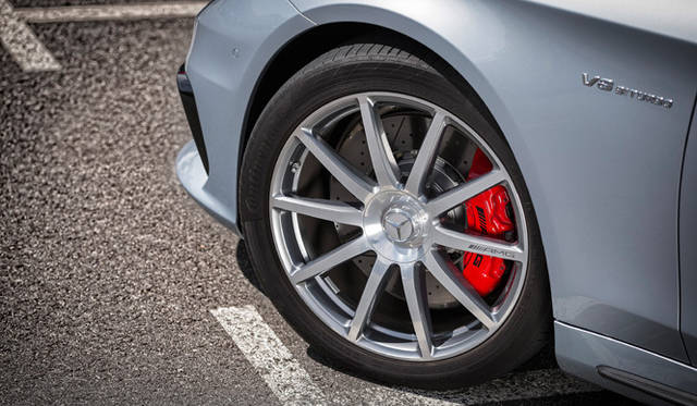 44_mercedes_benzs63_amg 装着されるタイヤは、前に255/45R19、後ろに285/40R19を履く