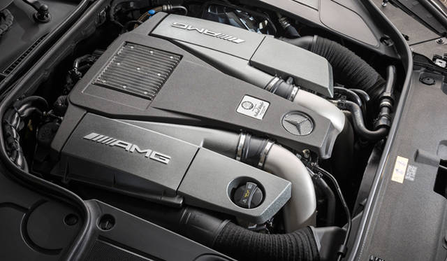45_mercedes_benzs63_amg 5.5リッター V8直噴ツインターボのM157型エンジンは、先代S 63 AMGにも搭載されたそれのリファイン版となるが、最高出力は先代比41ps増の585ps、最大トルクは100Nm増の900Nmを発揮する