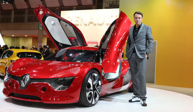 2013年東京モーターショーで展示されたデジールと、アッカー氏