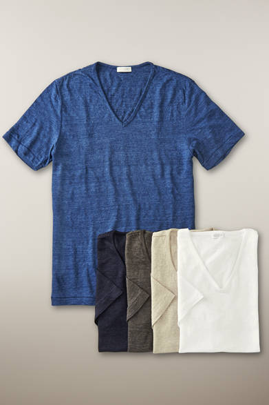 ドライなタッチと独特の表面感がポイントのリネン100パーセントのVネックTシャツ。洗いこんだようなヴィンテージﾞ調に仕上げた特別な素材に特殊な染色をほどこし、ムラ感のある表情を演出。しっかりとした肌触りと上品な光沢は、一枚で着ても十二分の存在感をはなつ。全5色。Tシャツ10800円