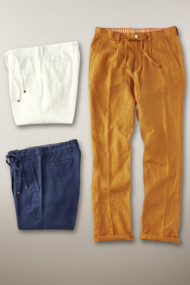 本体と共生地のドローコードを付けたテーパードシルエットのリネンパンツ。ワンタックを入れることでヒップからワタリにかけてゆとりをもたせ、膝から下をテーパードさせることでスッキリとした印象に仕上げている。ホワイト、ブルー、オレンジの全3色。パンツ各1万7280円 