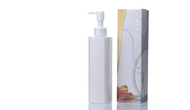 <strong>HACCI｜ハッチ</strong>　敏感肌にもおだやかで、しっかりメイクもきちんと落とす本気のミルククレンジング。美容液成分を95パーセント以上配合。HACCI クレンジングミルク [190mL] 4000円（税抜）