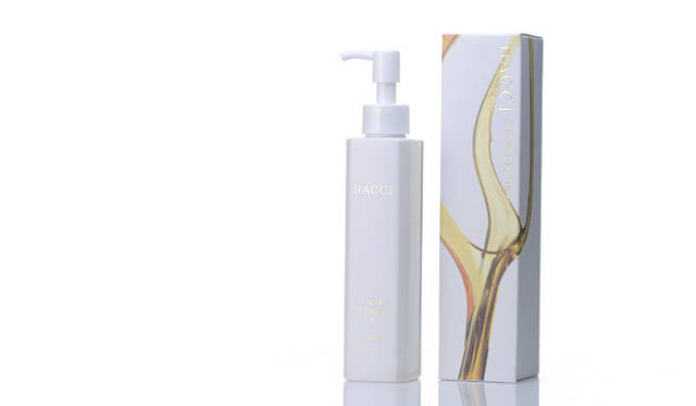 <strong>HACCI｜ハッチ</strong>　はちみつ配合量を10倍に、保湿力と抗酸化力をさらに強化してリニューアル。95パーセント植物由来成分配合。HACCI クレンジングオイル [150mL] 3500円（税抜）