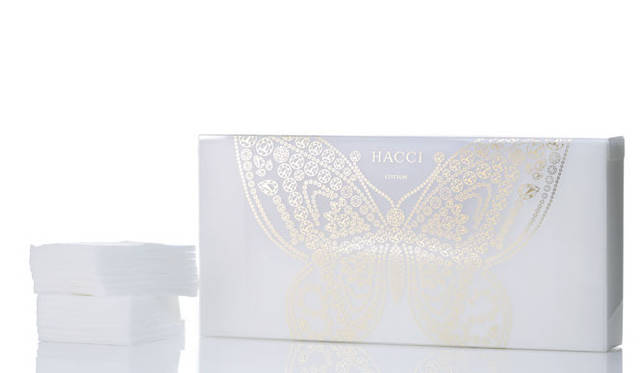 <strong>HACCI｜ハッチ</strong>　肌負担のない大判コットン。初回限定のクリアボックスは、ドレッサーに置いたときのビジュアルの美しさを追求したデザイン。HACCI ラグジュアリーコットン 60枚入り（初回限定デザインクリアBOX）1700円（税抜）
