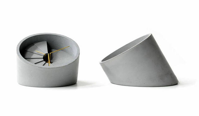 <strong>LIVING MOTIF｜リビング・モティーフ</strong>　22 Design Studio　「4th Dimension Table Clock」（サイズ：Φ10,8×D14.4×H9cm）1万3810円（税込）