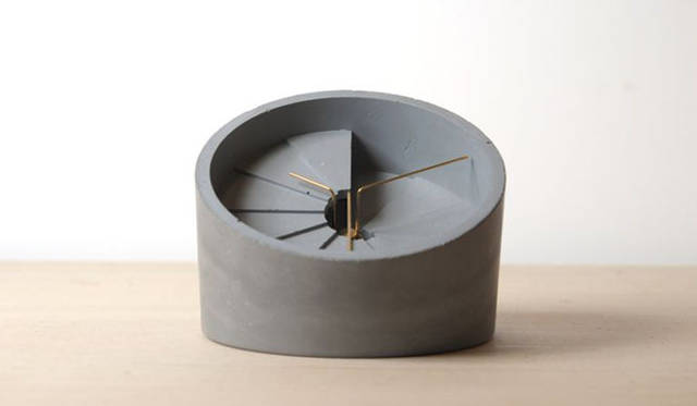 <strong>LIVING MOTIF｜リビング・モティーフ</strong>　22 Design Studio　「4th Dimension Table Clock」（サイズ：Φ10,8×D14.4×H9cm）1万3810円（税込）