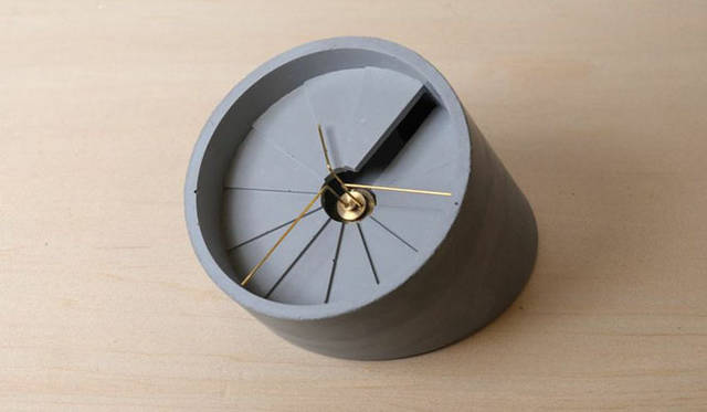<strong>LIVING MOTIF｜リビング・モティーフ</strong>　22 Design Studio　「4th Dimension Table Clock」（サイズ：Φ10,8×D14.4×H9cm）1万3810円（税込）