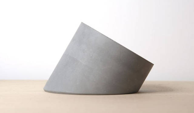 <strong>LIVING MOTIF｜リビング・モティーフ</strong>　22 Design Studio　「4th Dimension Table Clock」（サイズ：Φ10,8×D14.4×H9cm）1万3810円（税込）