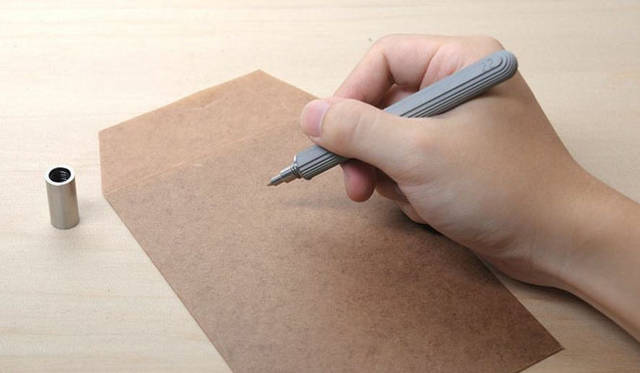 <strong>LIVING MOTIF｜リビング・モティーフ</strong>　22 Design Studio　「Contour Rollerball Pen」（サイズ：Φ12.5×L13.2cm ）8228円（税込）