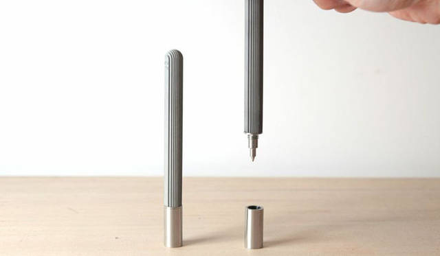 <strong>LIVING MOTIF｜リビング・モティーフ</strong>　22 Design Studio　「Contour Rollerball Pen」（サイズ：Φ12.5×L13.2cm ）8228円（税込）