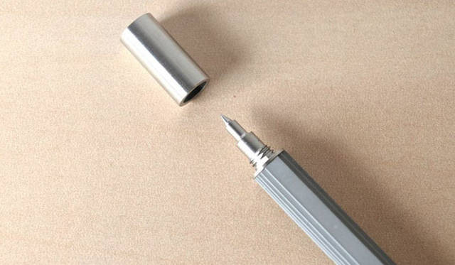 <strong>LIVING MOTIF｜リビング・モティーフ</strong>　22 Design Studio　「Contour Rollerball Pen」（サイズ：Φ12.5×L13.2cm ）8228円（税込）