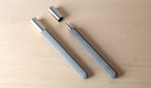 <strong>LIVING MOTIF｜リビング・モティーフ</strong>　22 Design Studio　「Contour Rollerball Pen」（サイズ：Φ12.5×L13.2cm ）8228円（税込）