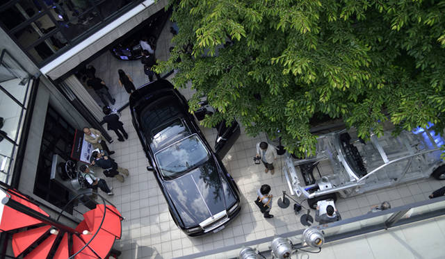 ベアシャシー、エンジンをはじめ、「ファントム」「ゴースト」「レイス」の3モデルが会場に展示された