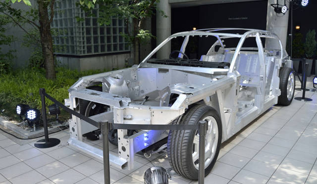 ロールス・ロイスのフラグシップモデル、「ファントム シリーズ II」のベアシャシー