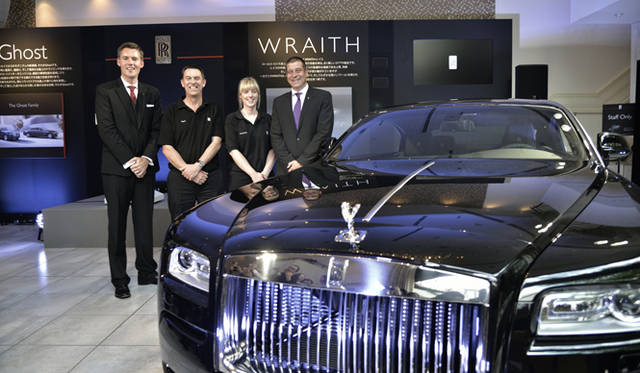 英国から来日したのは、右から順に、ビスポーク部門を統括するウルス・メーナー氏、シートなどの縫製を担当する女性のハナ・クリア氏、装飾ペイントを担当するマーク・コート氏の3名。そしてもっとも左が、シンガポール滞在のロールス・ロイス・モーターカーズのアジア太平洋を担当するゼネラルマネージャー、ダン・パルマー氏だ