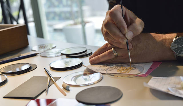 「自動車では6ｍの線をいっきに引かなくてはいけません。そして塗りむらや筆の返しむらが出来てはいけません。とくかく集中あるのみです」と語る、装飾ペイントを担当するマーク・コート氏